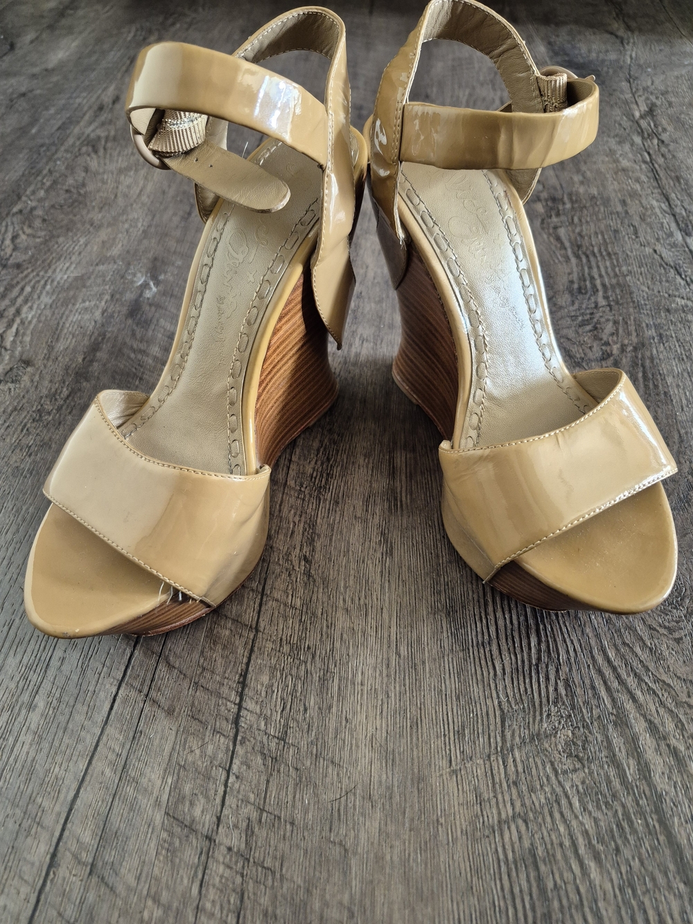 💕Alice + Olivia Beige Patent Leather Wedge Sandals💕